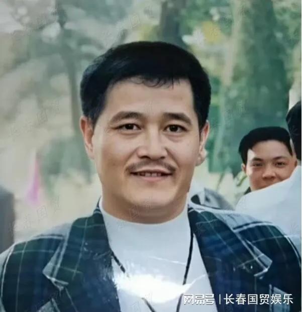 赵本山说从小父亲没管过他一点，根本毫无感情可言。可是父亲上了年纪后，他拍戏都会把