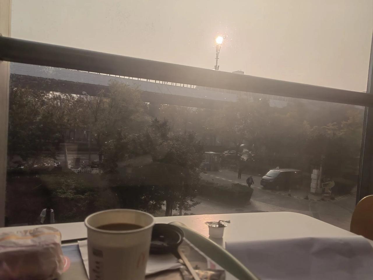 昨晚的睡眠有些碎片，凌晨两三点的时候，半睡半醒，被一种深深的孤独感刺痛，像等不到