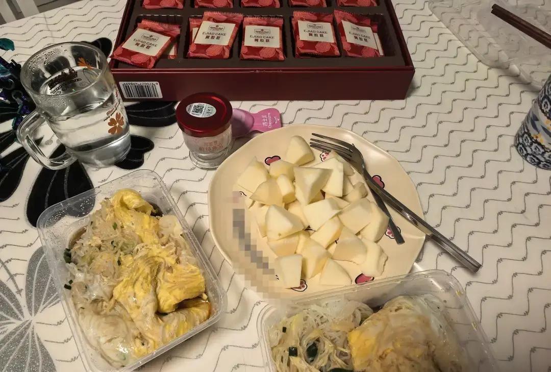 今早给儿子点了份豆浆油条外卖。
他坐餐桌边啃得满脸油，我顺手抽纸给他擦嘴。
他抬