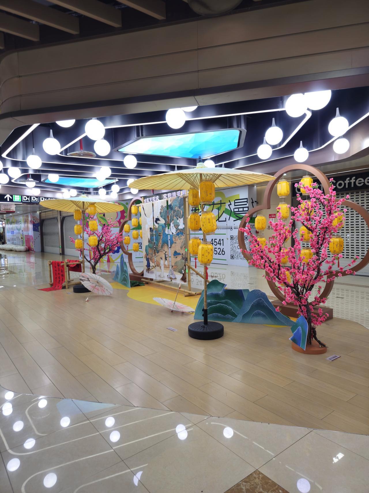 杭州在氛围的打造上
真的太顶了
这是昨天坐地铁出站看到的
本来平平无奇的地铁过道