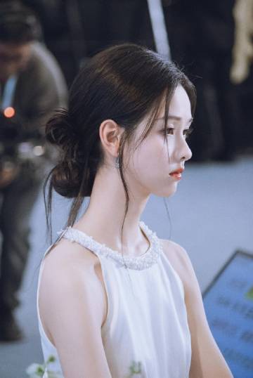 陈都灵行走的绿荷花 陈都灵把绿色穿成了自己的底色！清雅如荷，风骨如竹。这袭绿荷旗