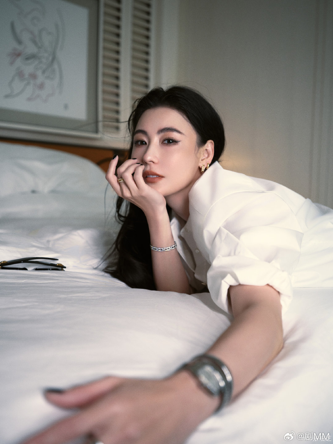 张柏芝捧脸照张柏芝双手捧脸被张柏芝的捧脸照狠狠美到，骨相真的太优越了，每一张都氛