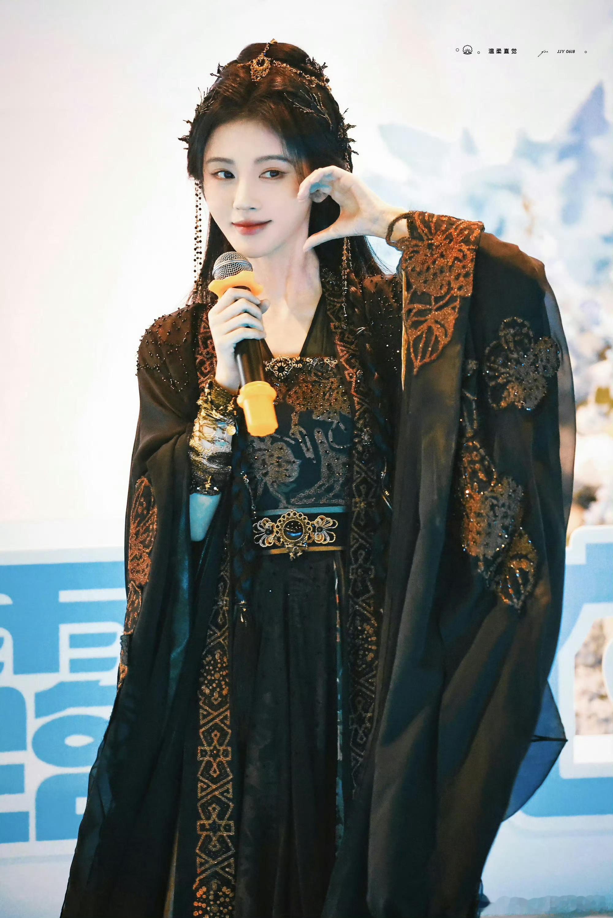 郭敬明 妆造 郭敬明的服化一直没让人失望过，你可以一直相信郭敬明的眼光[举手]这