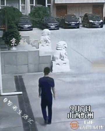 这俩哥们一见面，互相下跪，到时把人看傻眼了，本故事不像是虚构，应该纯属于巧合，看