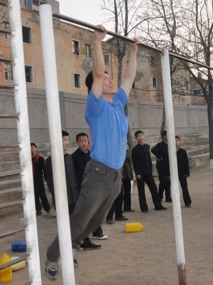 艾跃进锻炼身体，一张罕见的留影，彼时他刚查出晚期胃癌不久，却依旧坚持健身，镜头里