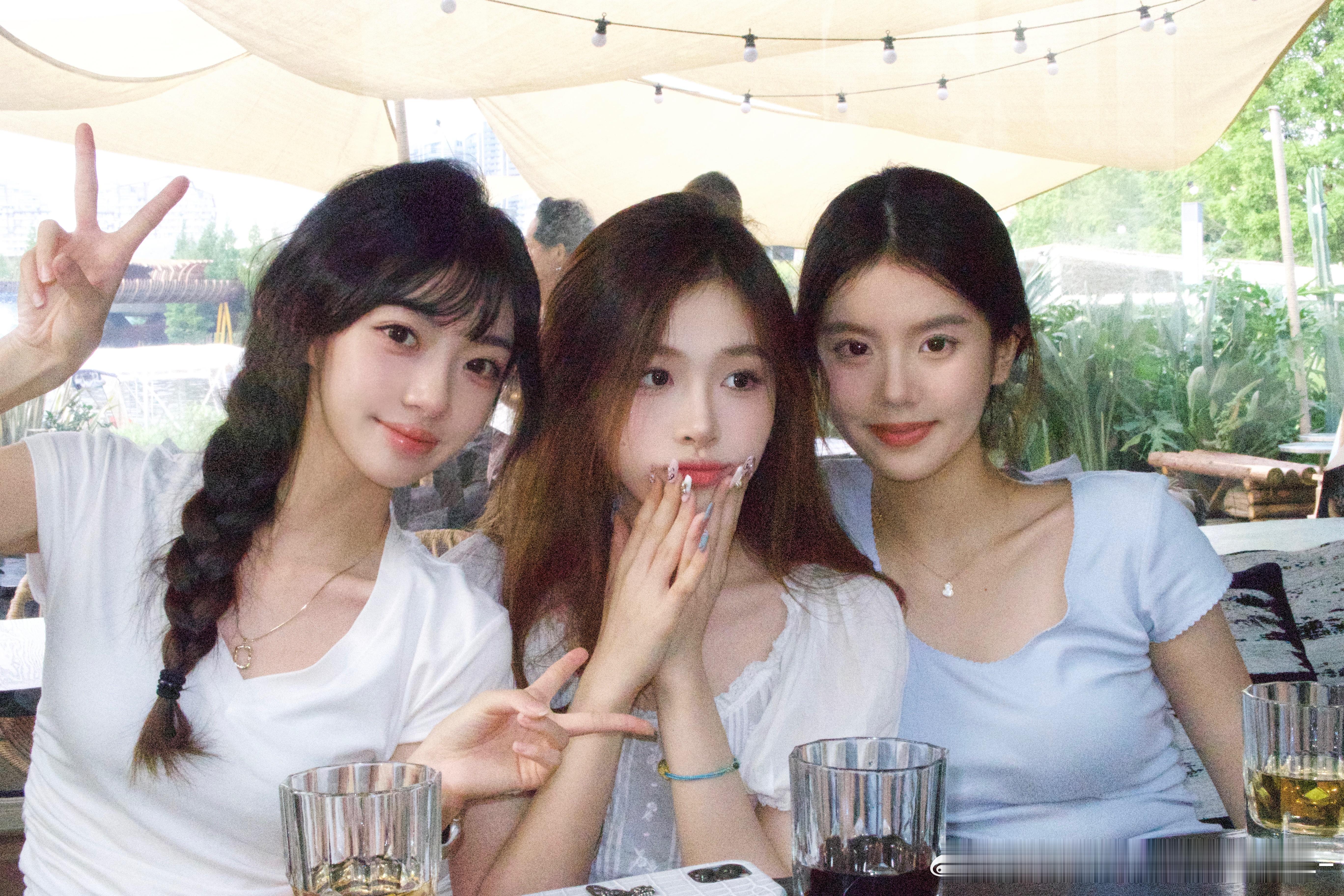 趁ip还在成都15年了 我们仨终于有点像样的合照了[抱一抱] ​​​