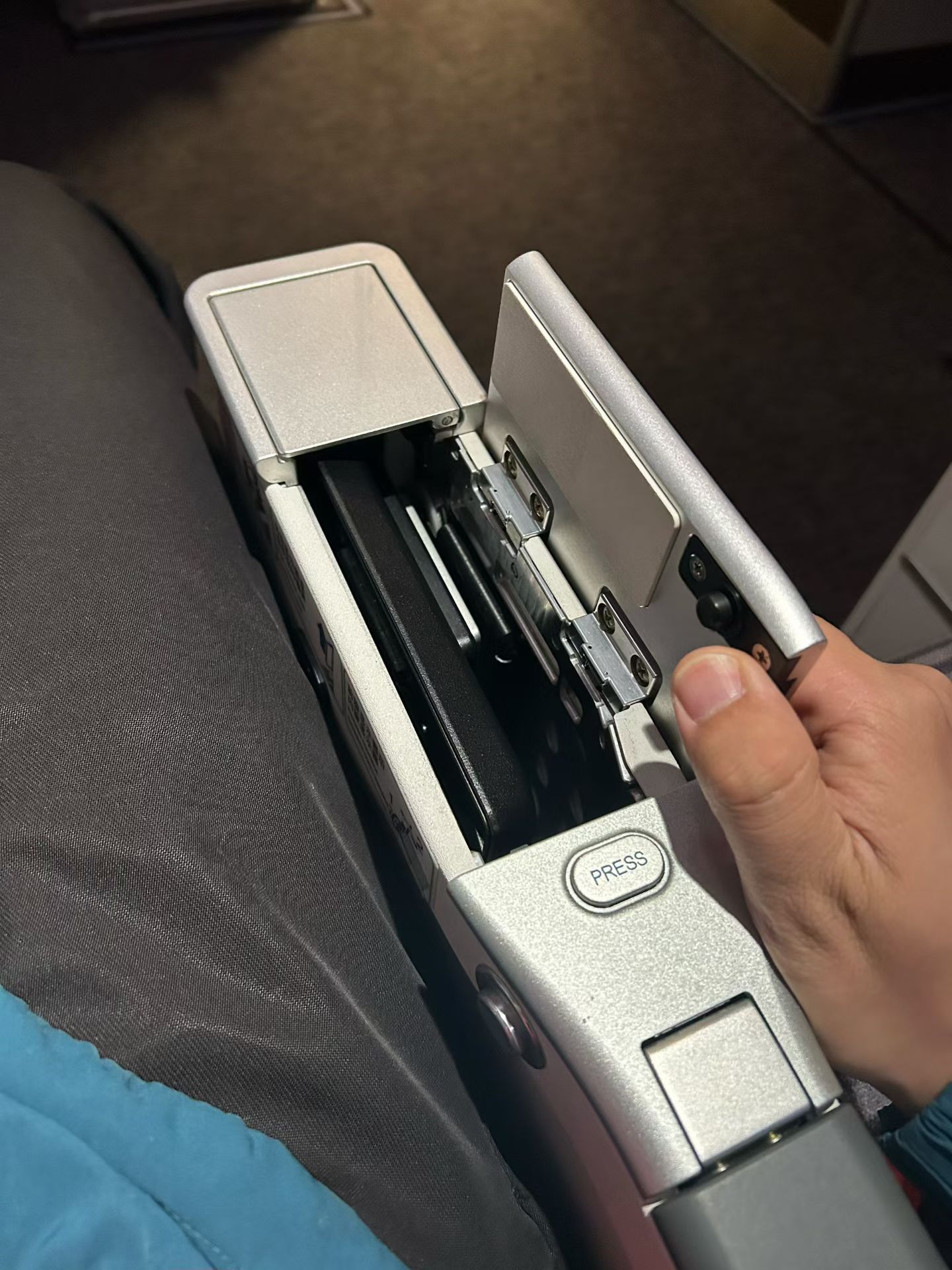 现在汽车上的二排桌板分两类，一类在前排靠背上，一类在二排座椅上，你们更喜欢哪一种