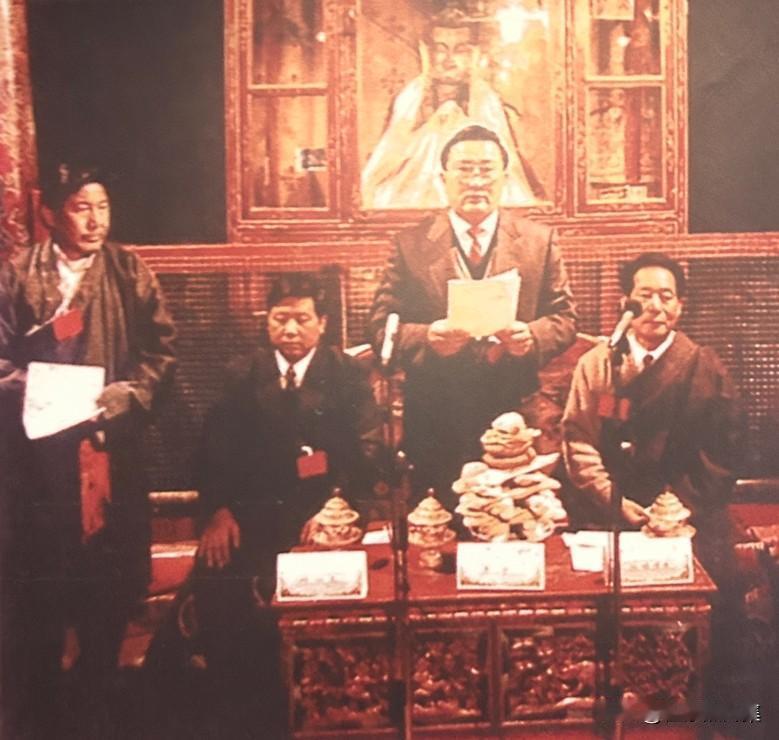 1989年十世班禅圆寂后，经六年寻访，确定三名候选灵童。按照藏传佛教仪轨和历史定