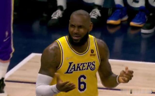 东契奇来湖人队就是为了进修摊手！
詹姆斯是有名的摊摊，经常摊手向裁判要哨（看图一