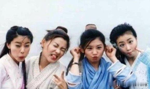 03版《倚天屠龙记》的女主们幕后有多调皮，来看看这个吧，虽然她们个个在搞怪，但也