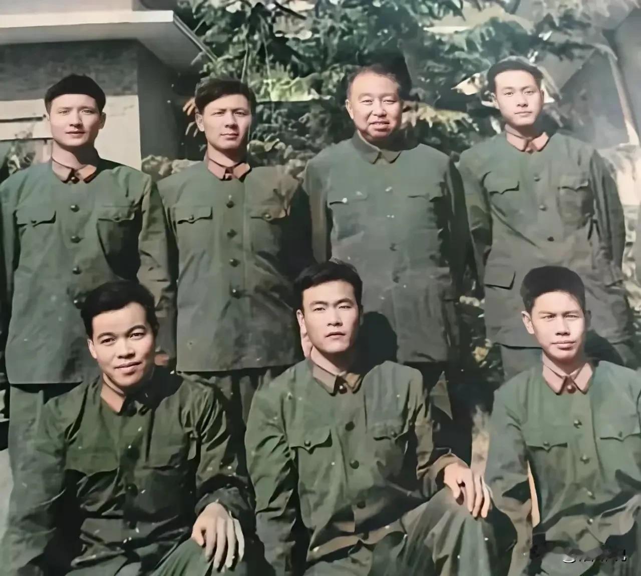 80年代退休后的华国锋在家中与警卫们的合影。

1982年华国锋正式退休后，其原