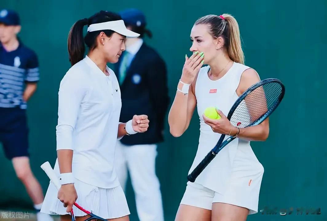 温网女双赛场上的中国金花转眼间只剩下王雅繁了，她和🇷🇺西济科娃在首轮以6-3