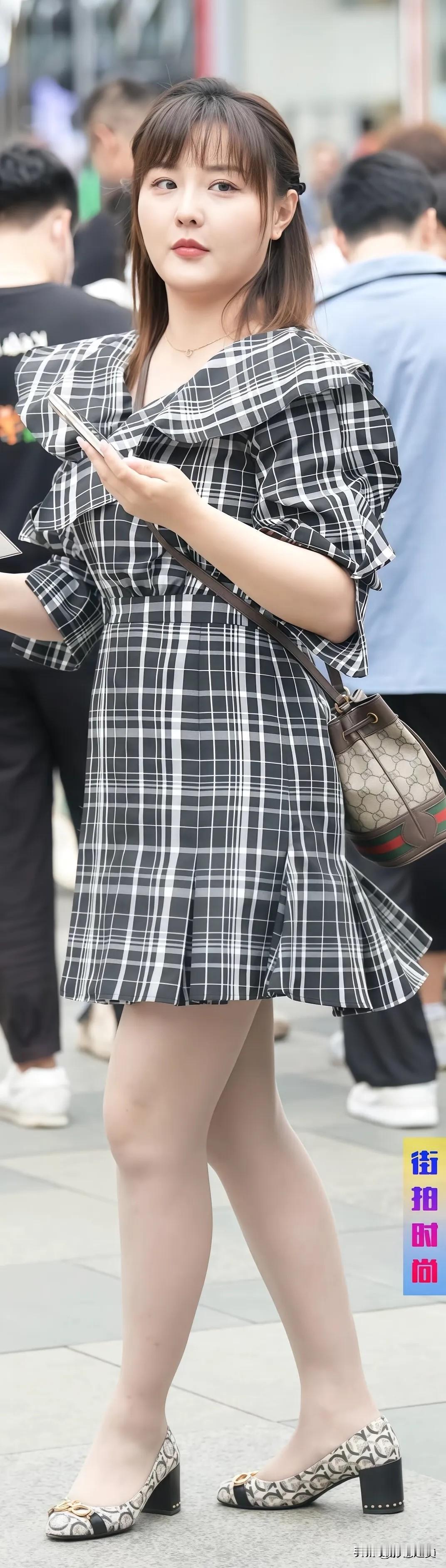 都市时尚穿搭指南：黑白格纹连衣裙搭配复古手袋，尽显优雅气质！👗👠👜
