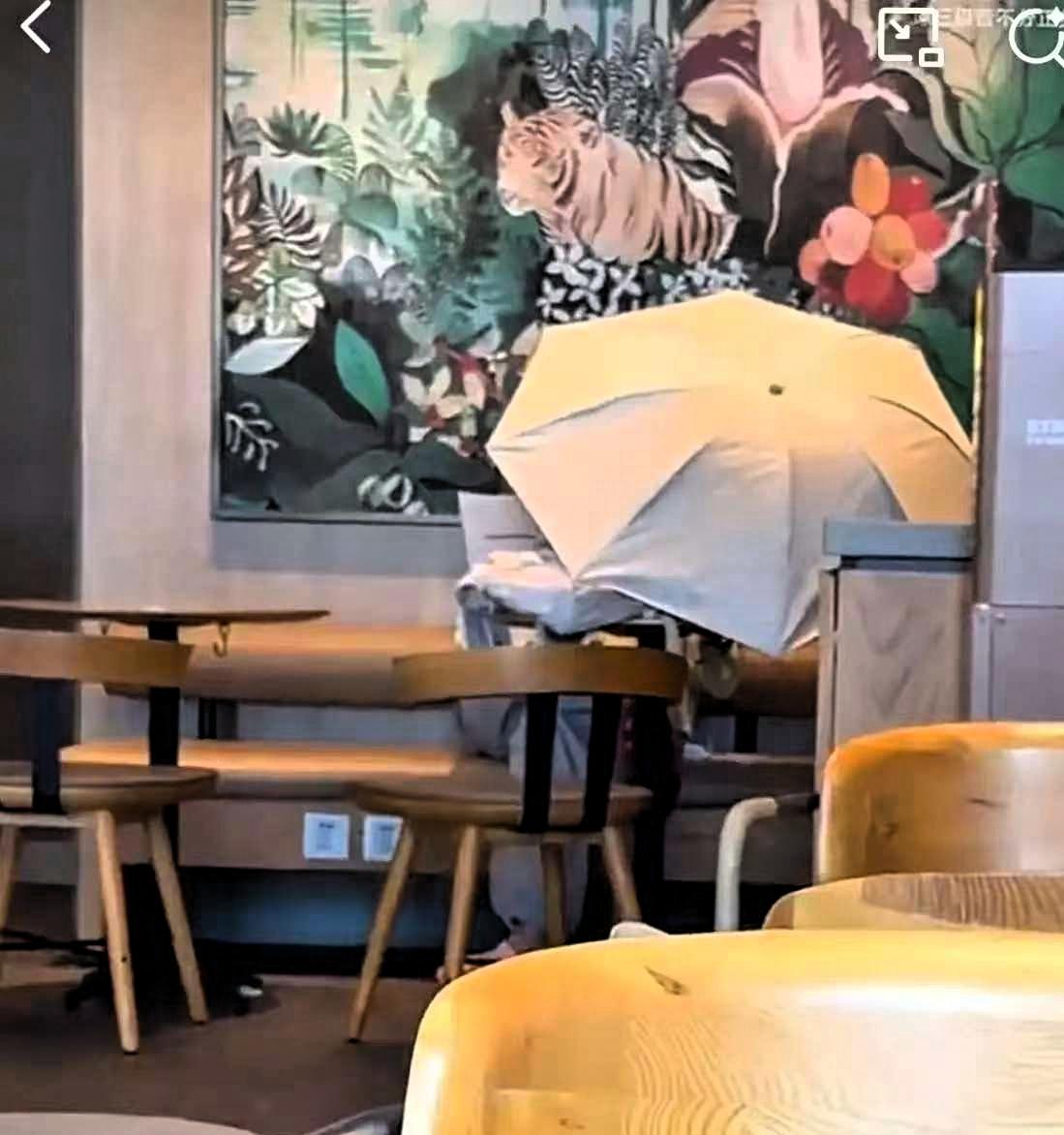 海口一家星巴克店里，一个正在备考公务员的女的，进门没点任何饮品，直接在店里撑开一