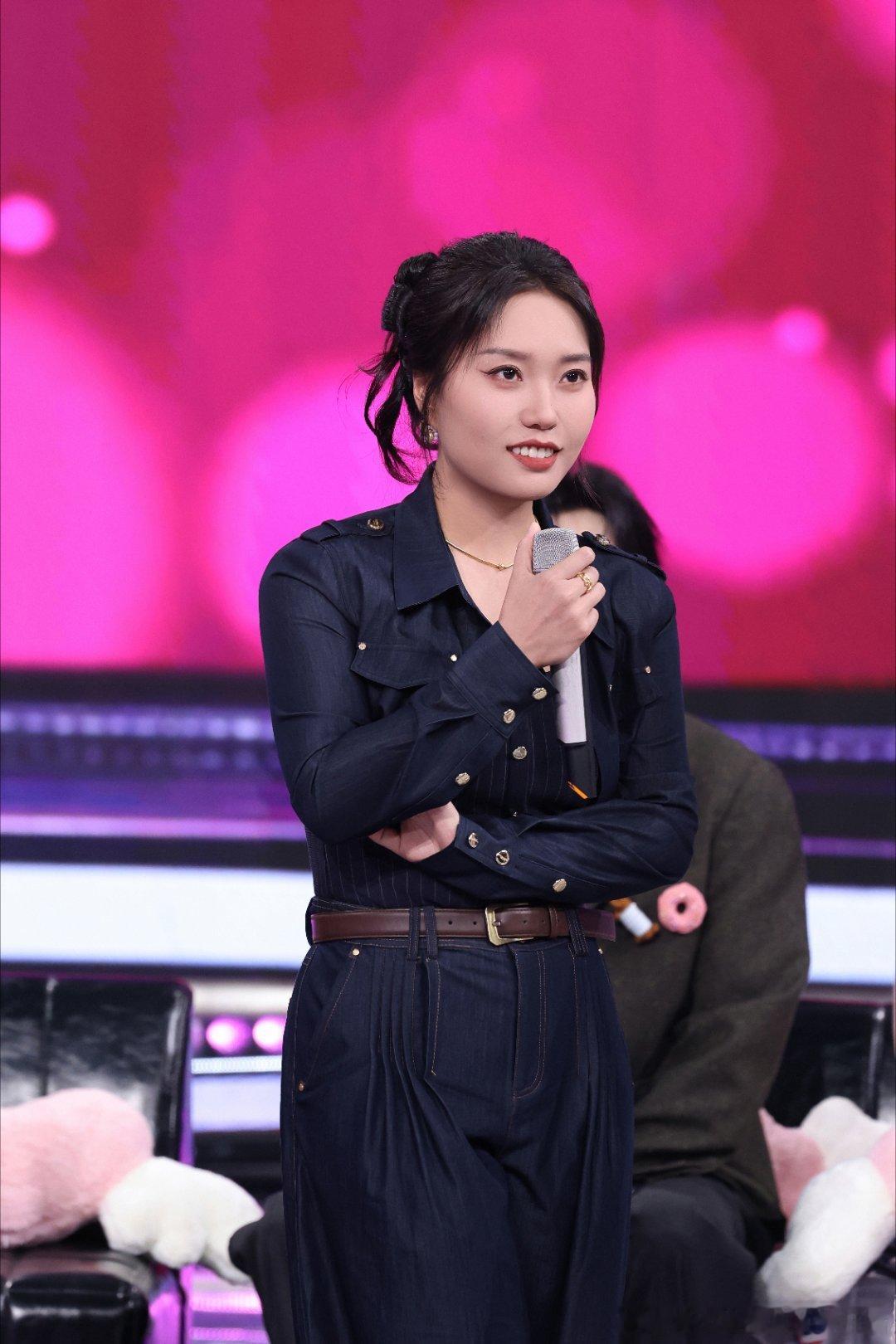 李雪琴AI相亲第一人 李雪琴用AI来相亲这个点子本身就很有她的风格，幽默中带点自
