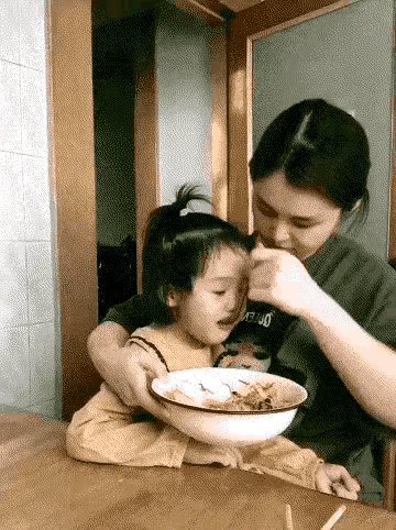 妹妹要抱着喂，她也想抱着喂[快哭了]