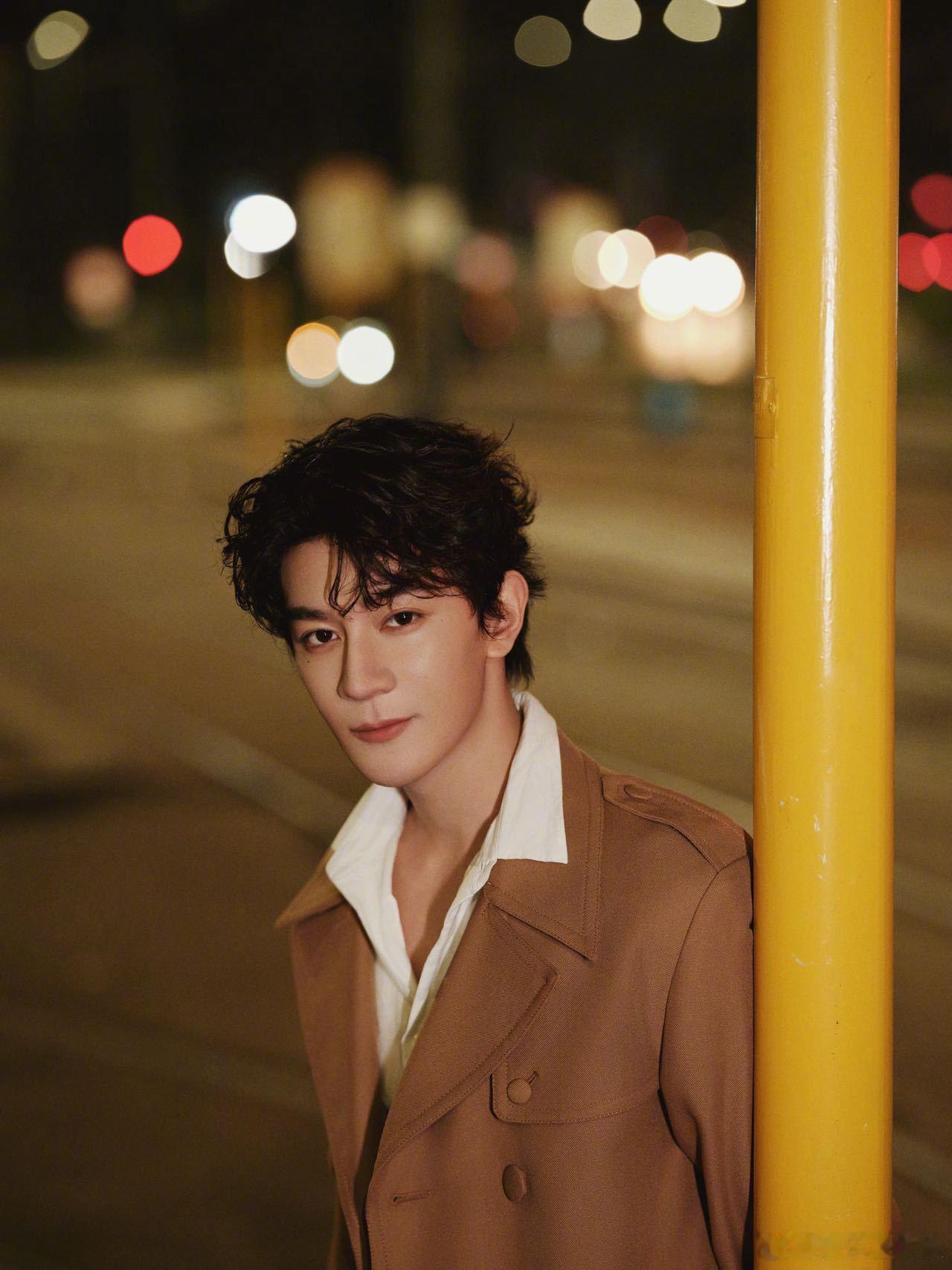 夏之光米兰街头氛围感随拍 夜幕，灯火，鲜花。这组米兰随拍真帅出了新高度。鲜花和少