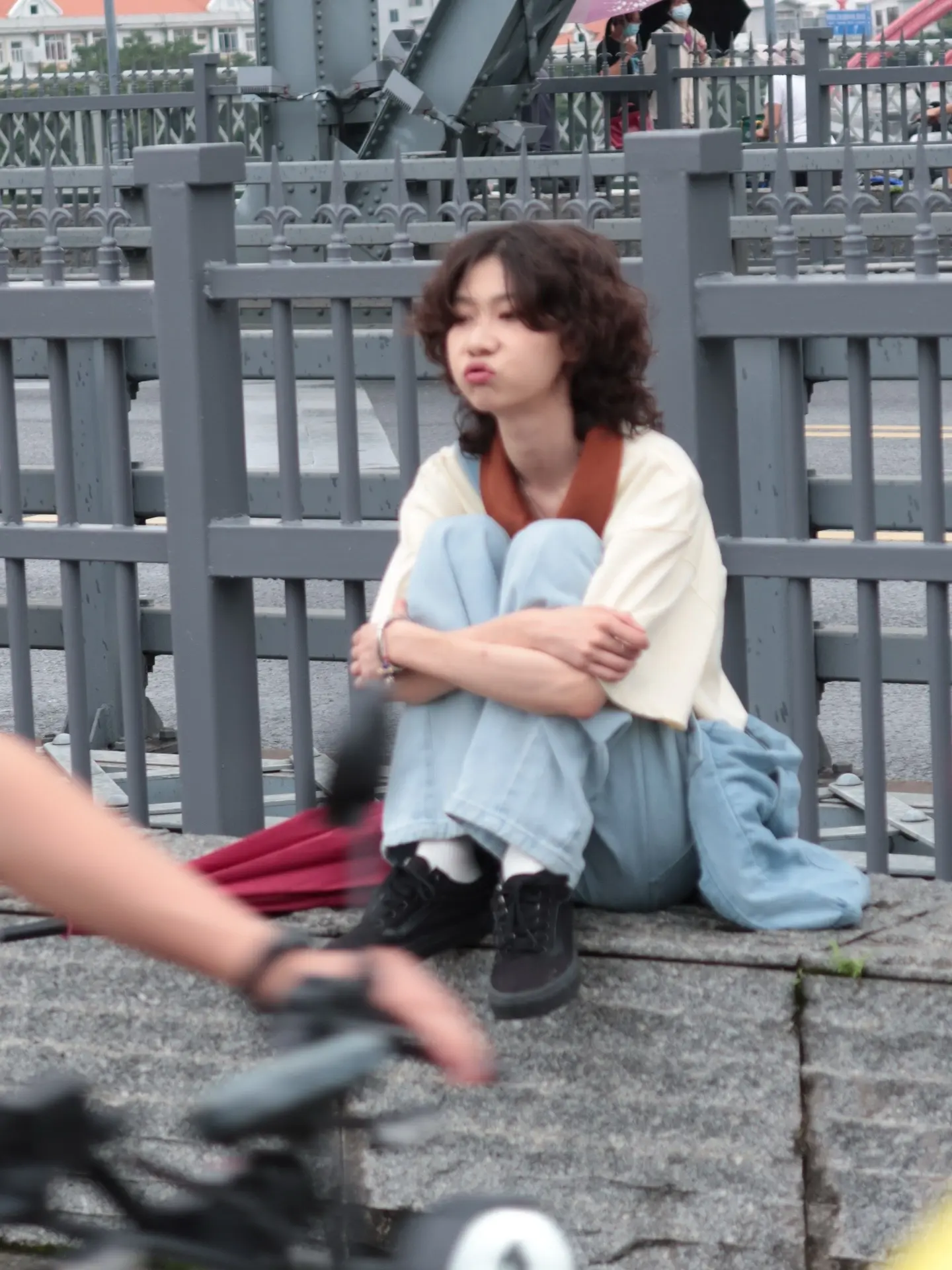 她看上去好多心事