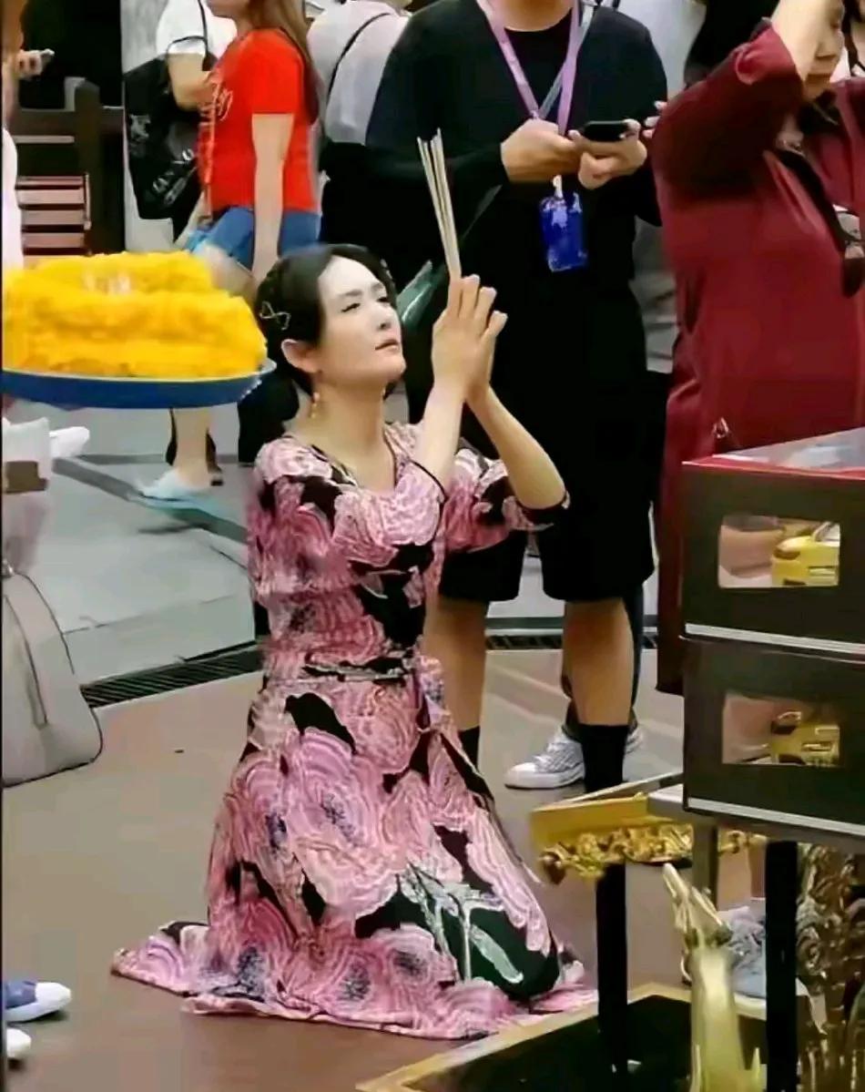 我发现明星特别喜欢求神拜佛。不知道是想保佑什么？是保佑得到的这些别失去，还是想要