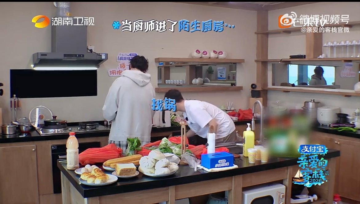 武大靖厨子四顾心茫然 时间紧任务重，武大靖一进厨房就陷入四顾茫然，完全不知道从哪