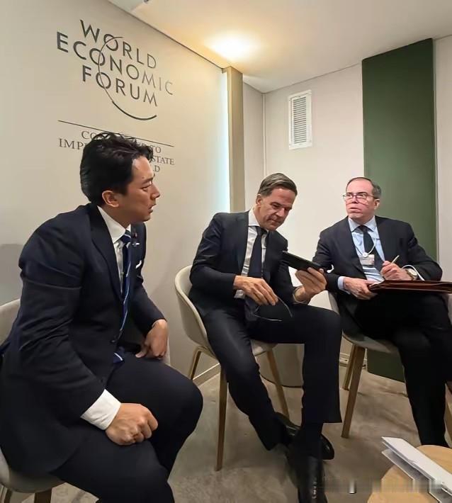 日本高市内阁成员小泉进次郎22日在瑞士达沃斯论坛会议期间高调拜会北约秘书长马克·