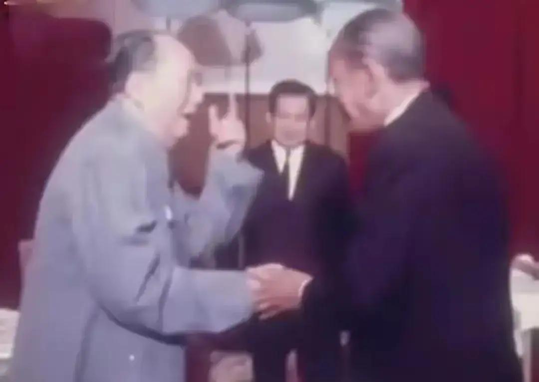 坚持平等相待，
坚持世界人民群众大团结！