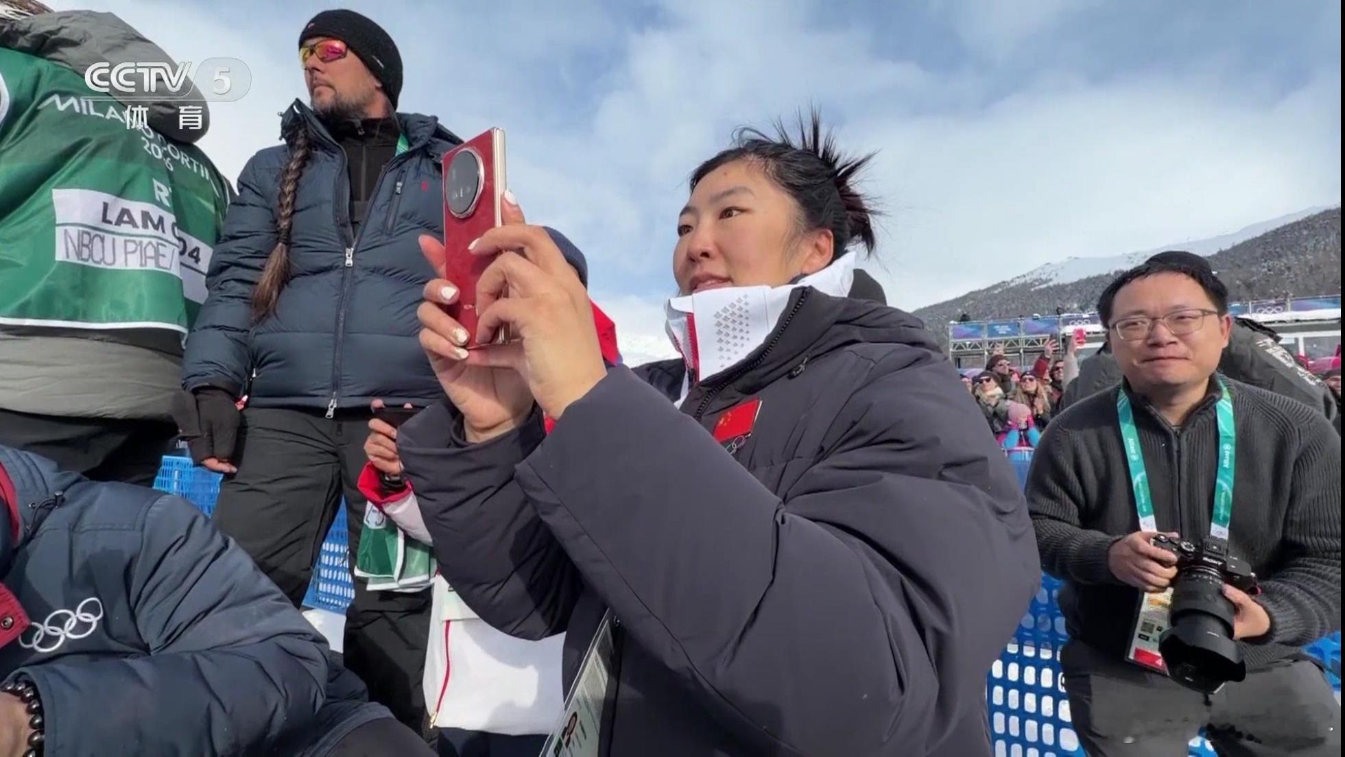 看冬奥了吗？比赛现场徐梦桃用的是即将发布的荣耀MagicV6！ 