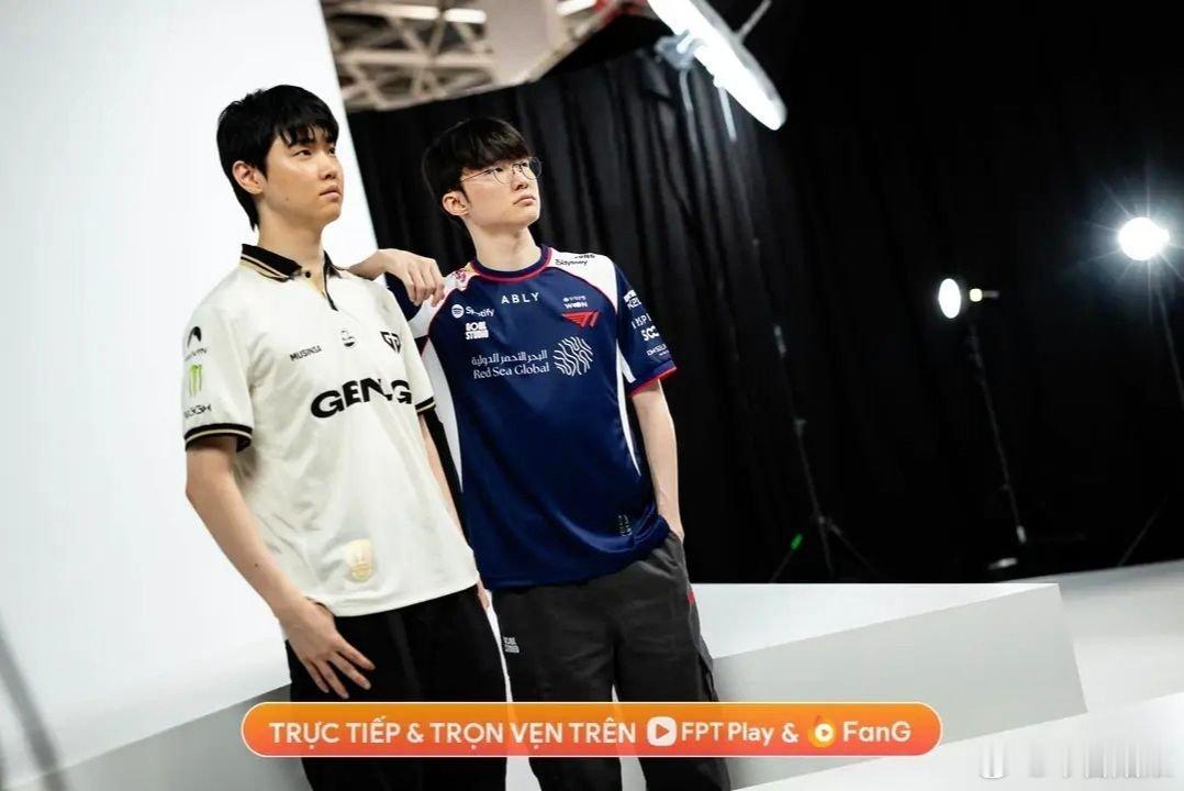 Faker和Chovy合照Faker和Chovy的EWC宣传照英雄联盟英雄联盟