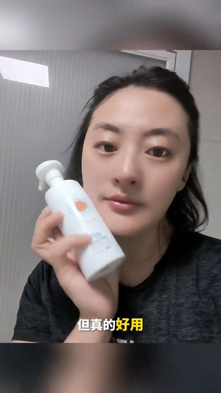 这玩意别看它便宜，但真的好用，我都用了三四年了，一直在回购。这款悦蕾玫瑰莹润净颜