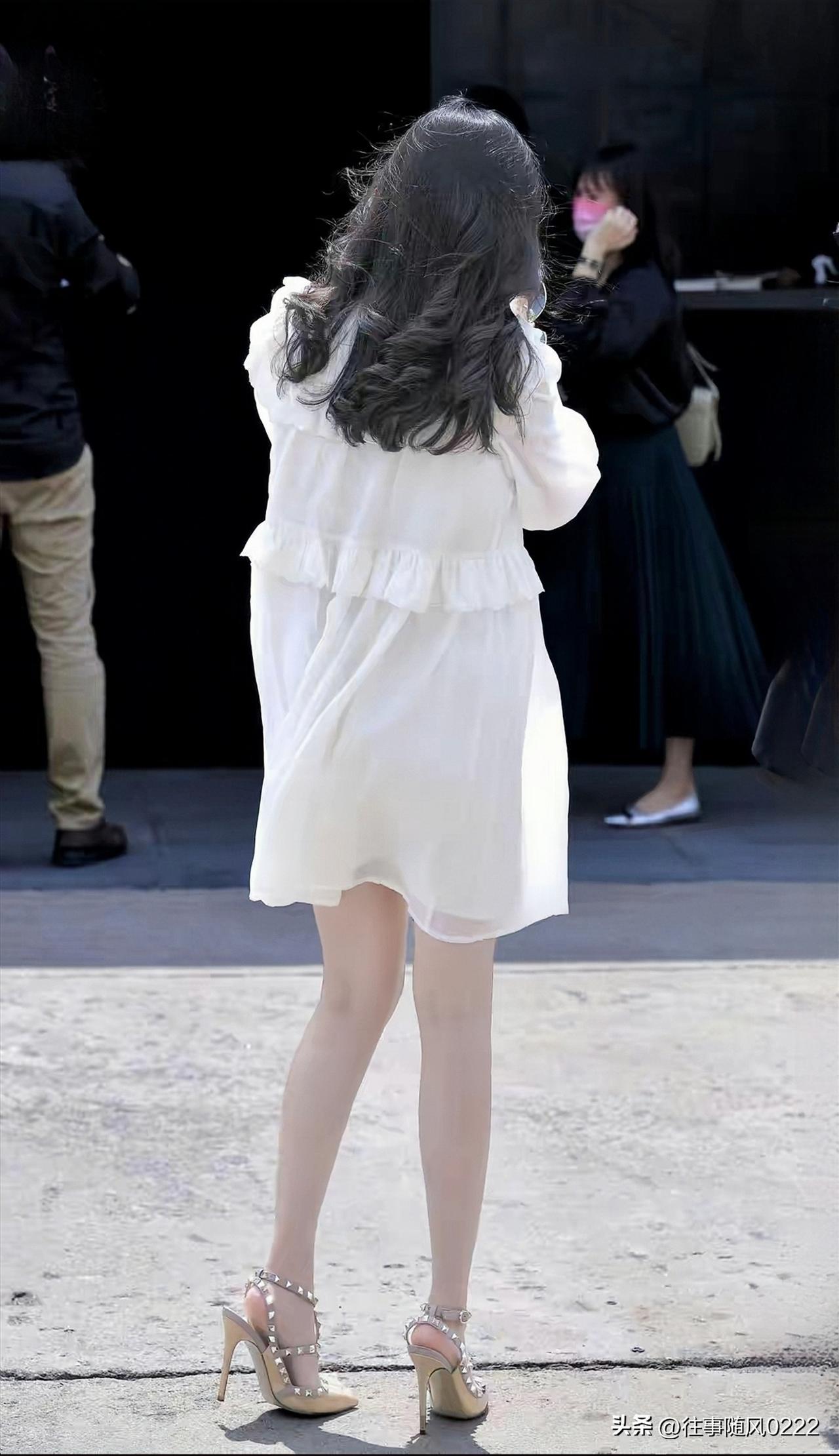 白色连衣裙搭配珍珠高跟鞋，优雅又迷人