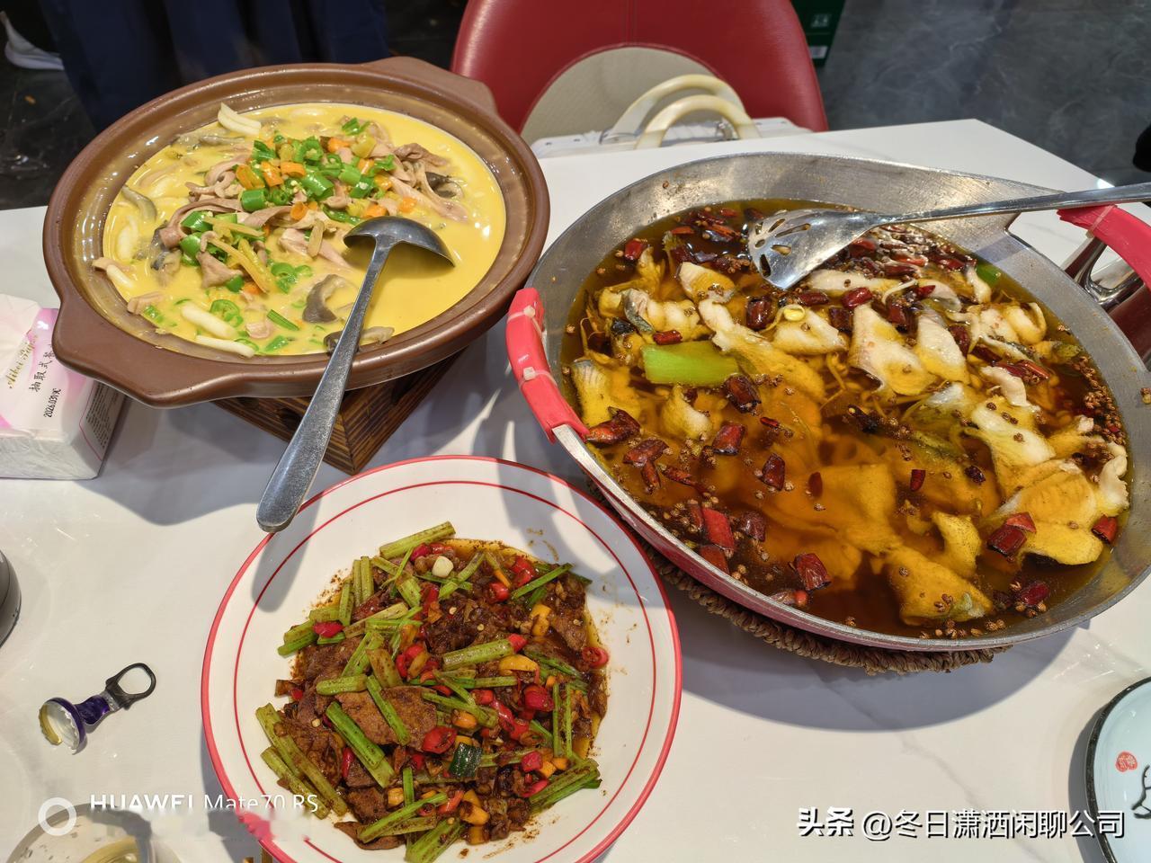 发现一个喝酒的好地方

在新华国际遛弯，看到一家川菜馆的人非常多，就进来尝尝，没