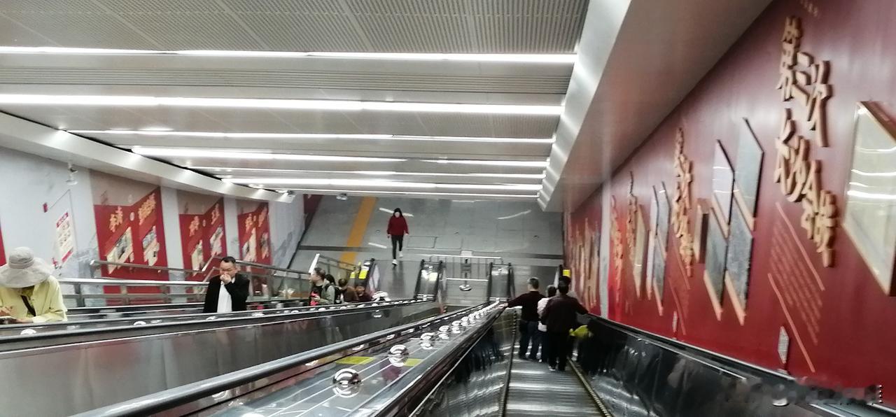 地铁车厢里座无虚席。
几个白头发老太太，没有坐到座位，都站在车厢的过道里。
兴许