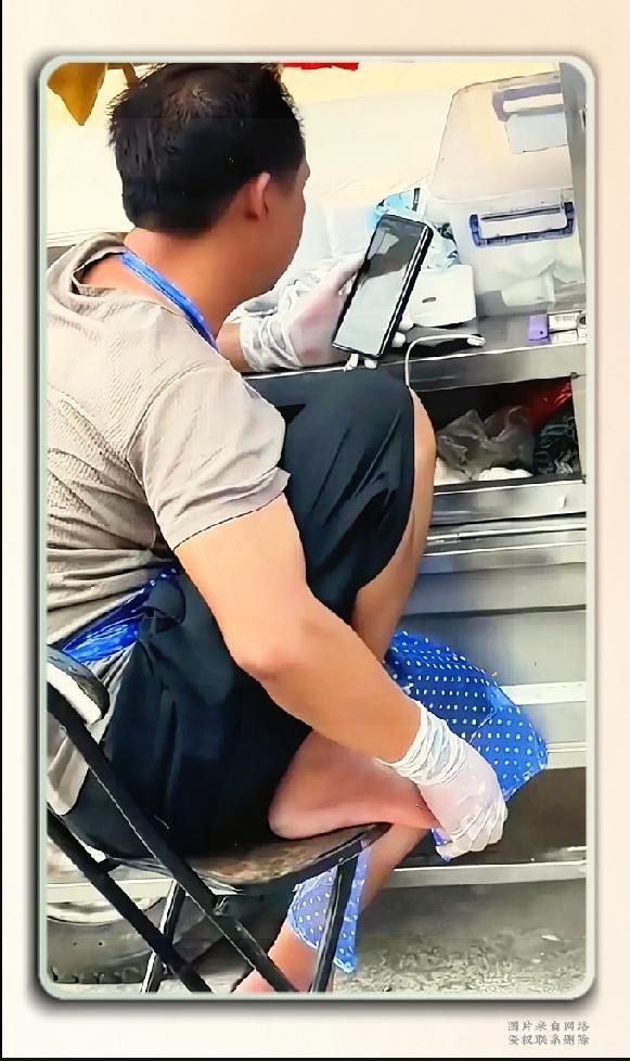 熟食摊这一幕让人心里不舒服：手套到底是给谁戴的？

三轮车上挂满诱人的卤鸭，明明