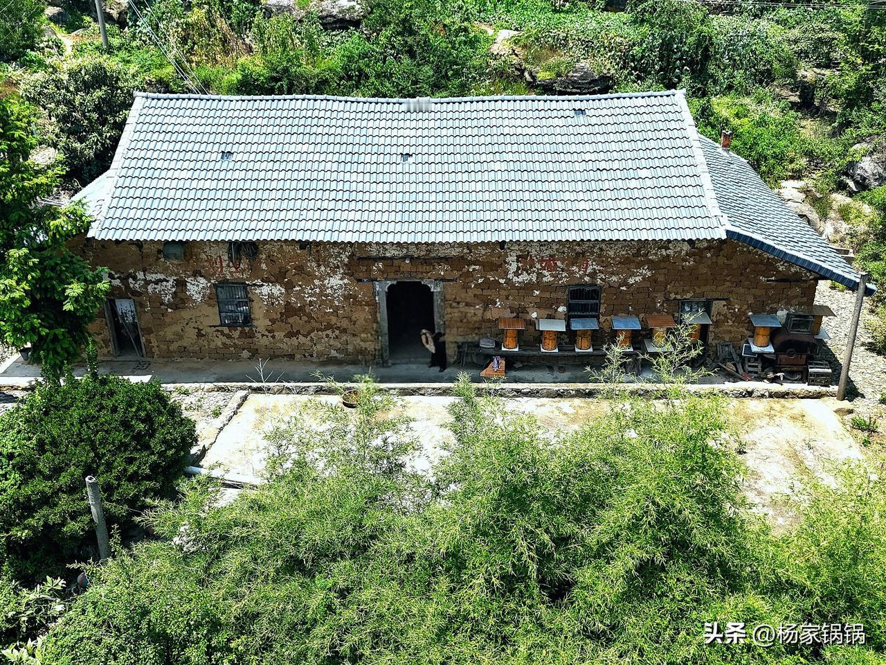 夷陵区黄花镇4A级景区附近的这个农家小院，屋前团转有7亩山林，2亩土地，海拔70