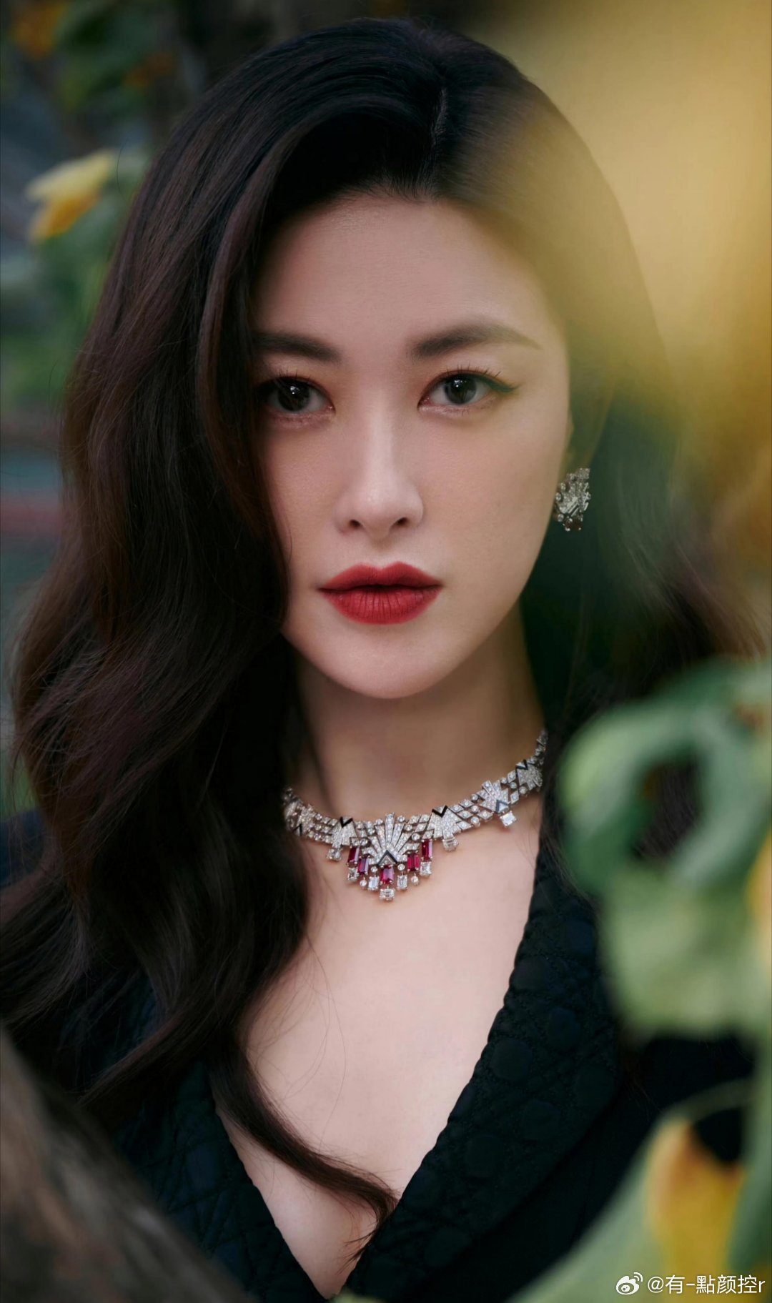 朱珠审美界最权威的母亲谁能不佩服朱珠的育儿审美！自身法式慵懒风出圈，给女儿搭配兼