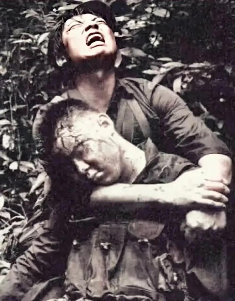 1987年，老山211高地争夺战，李发忠紧紧抱着牺牲的战友陈为民，悲痛难抑，仰天