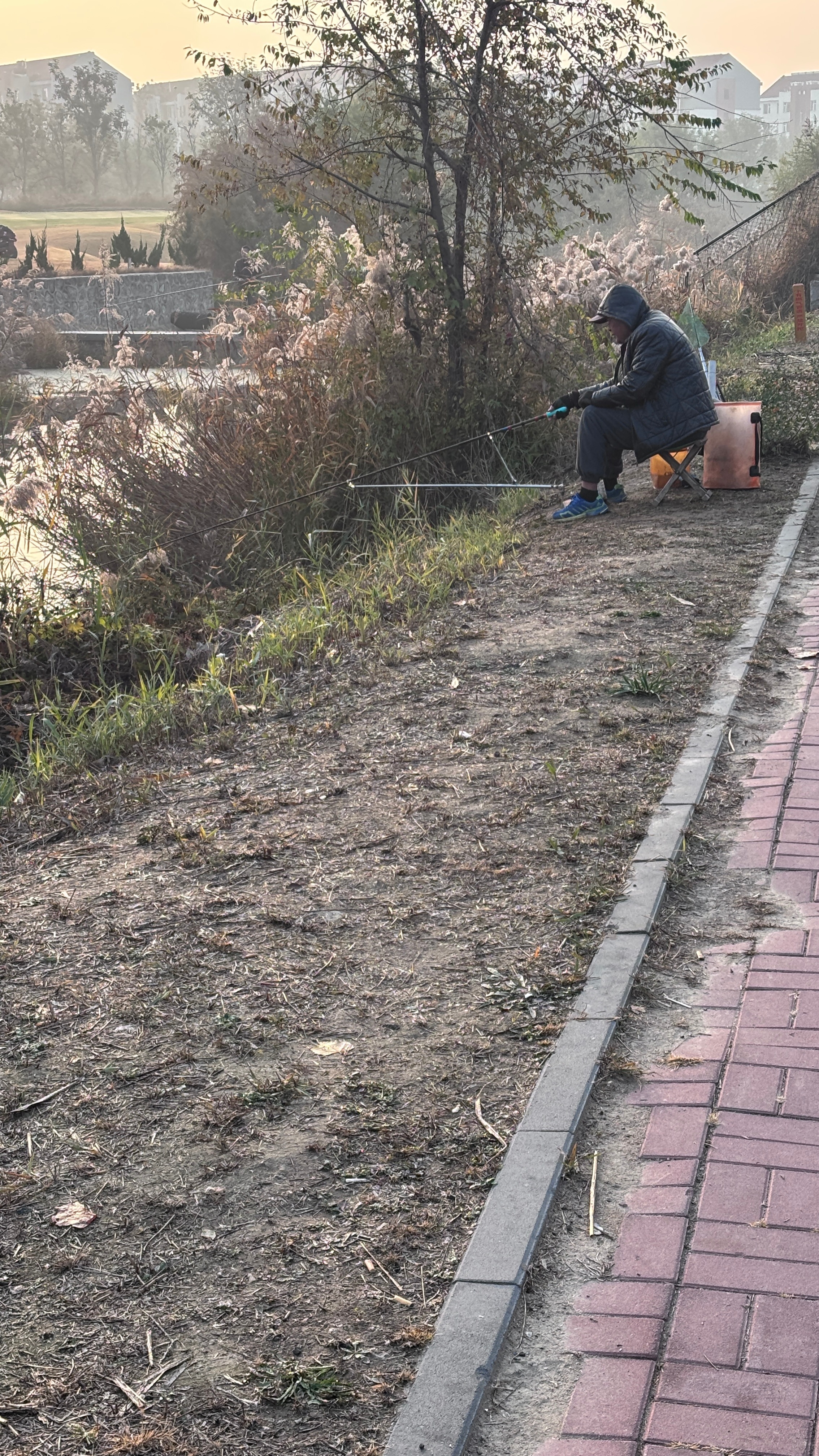 男人对于钓鱼的热爱是不管起早贪黑的。