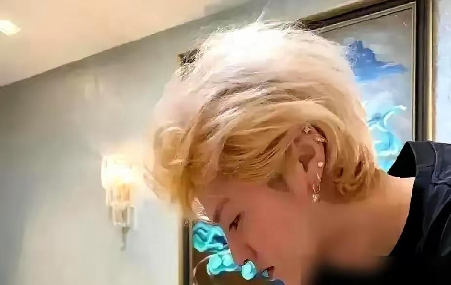 惊掉下巴！鹿晗竟把邓超家一锅卤牛肉全端走啦！邓超直播抱怨，孙俪还得重新做，鹿晗隔