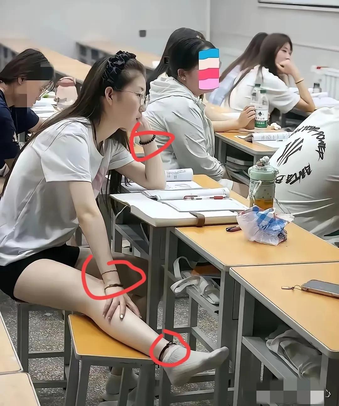 一个美女大学生，今天路过她身边不得不多看两眼。
身上带了四根皮筋，不同样式的，有