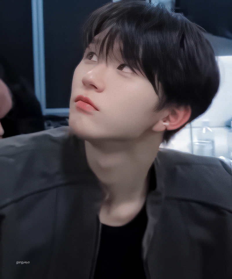 SM那些在公司内没有同岁爱豆的nn生们.jpg1. 厉旭 - 87年生2. 灿烈