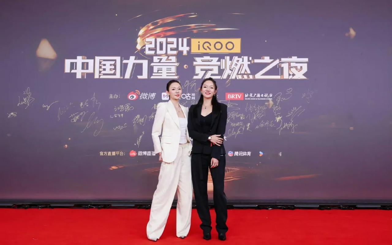 照片中的两位美女是不是长的很像？她们就是出生于四川的已退役的花样游泳队运动员蒋婷