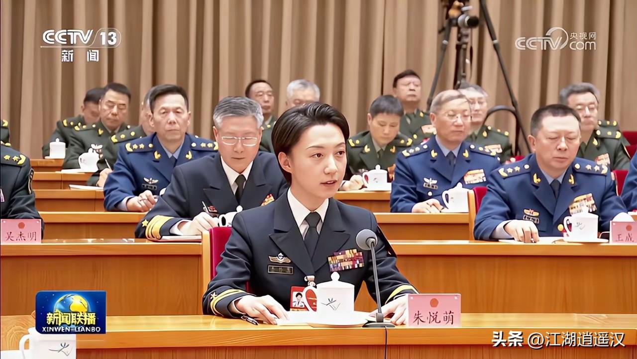 真的被朱悦萌中校的气场硬控了！一身戎装、短发利落，站在那里自带大国军人的从容与威