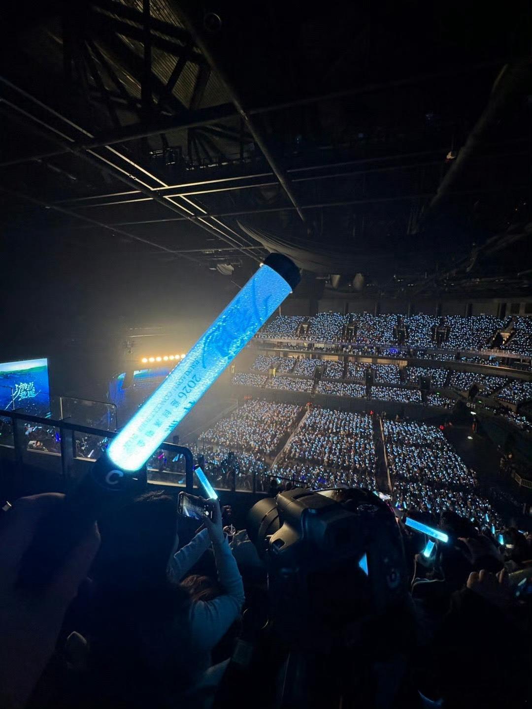 梓渝南京首场演唱会上座率好高！所有售票区域都坐满了人，人气太高了吧，好美的蓝海！