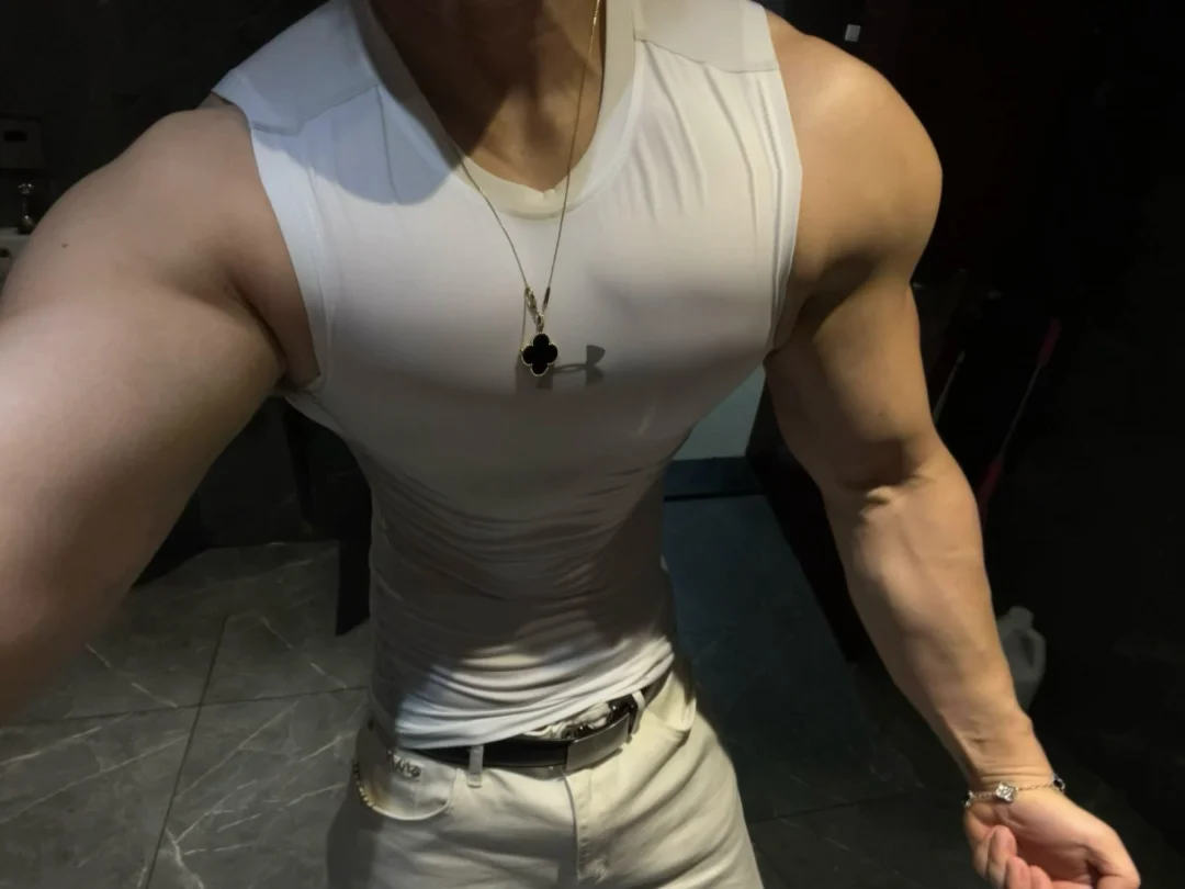 安德玛新战服更凸显宽肩窄腰