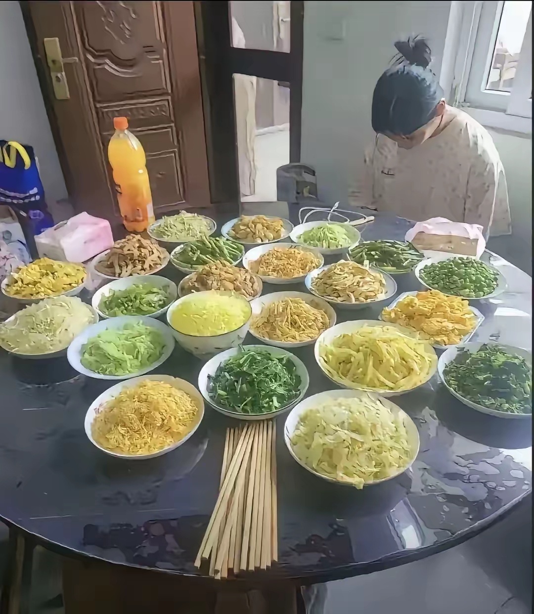 网友：第一次带女朋友回家见家长，她为什么一直低着头？ 
