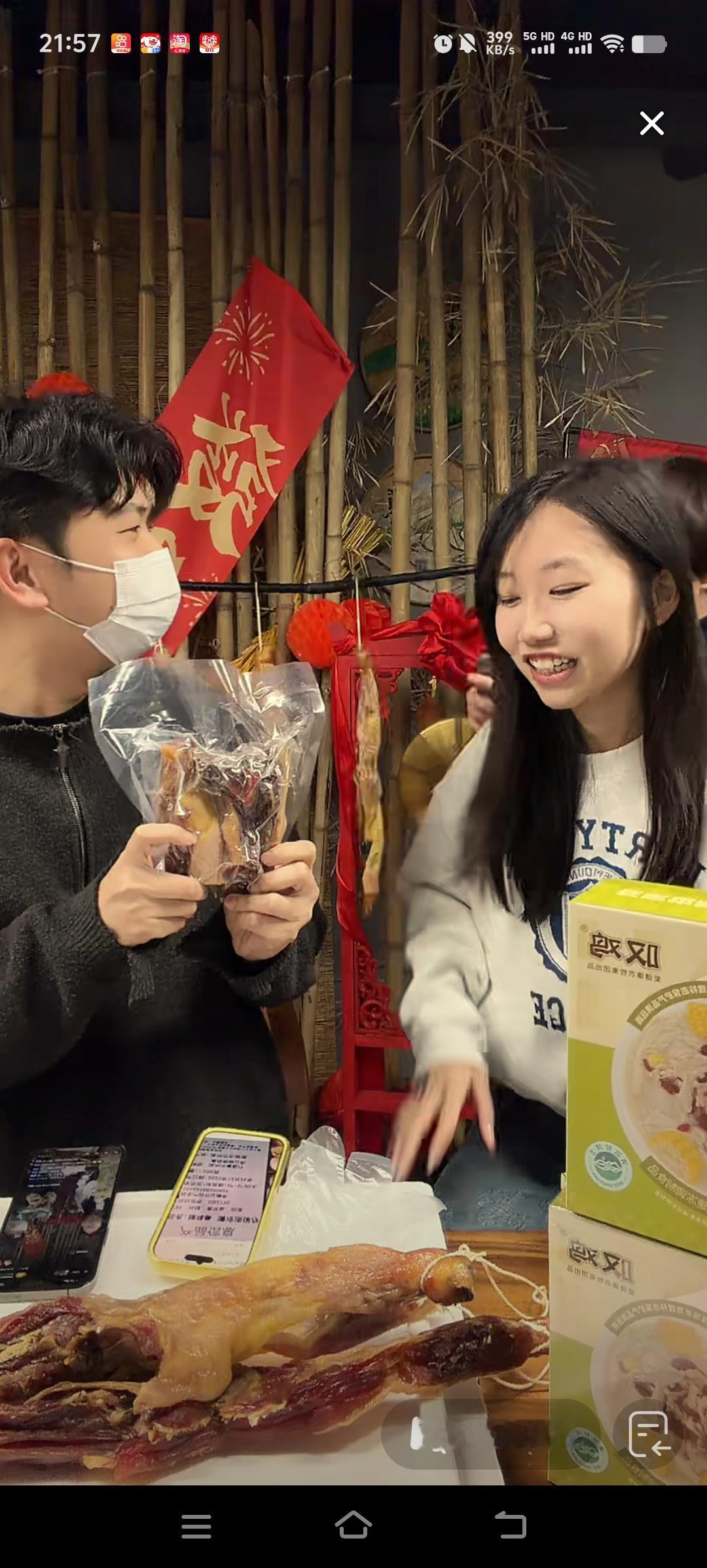 叶锐聪姐姐的男朋友8％也加入了直播，这个大男孩普通话说的不是很好，一口标准的广东