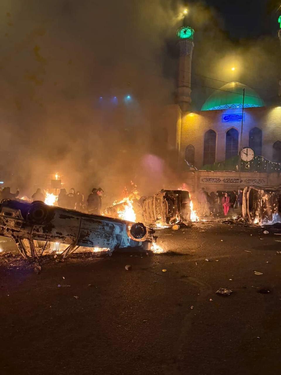 新闻快讯——伊朗卡拉季爆发骚乱，暴徒纵火焚烧建筑。
官方表态：“暴徒点燃的生命之