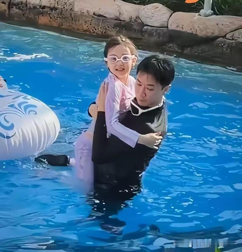 董璇可太精明了，上综艺她唱白脸，张维伊唱红脸，她收获一波路人缘，张维伊黑红出圈，