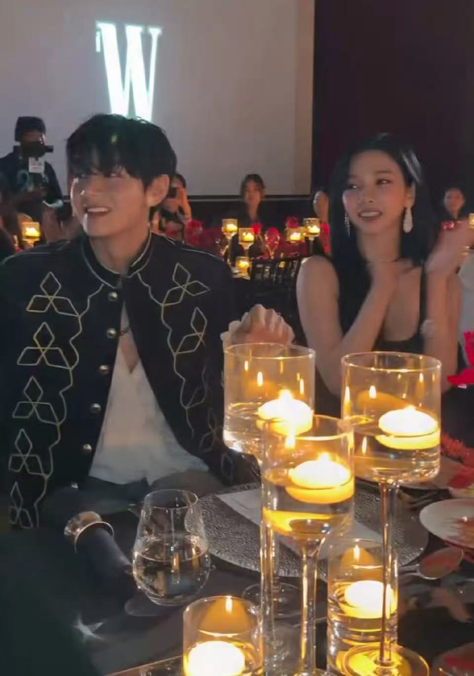 WKOREA慈善晚宴金泰亨柳智敏坐一起 为什么不和张元英坐一起 是为了避嫌吗？ 