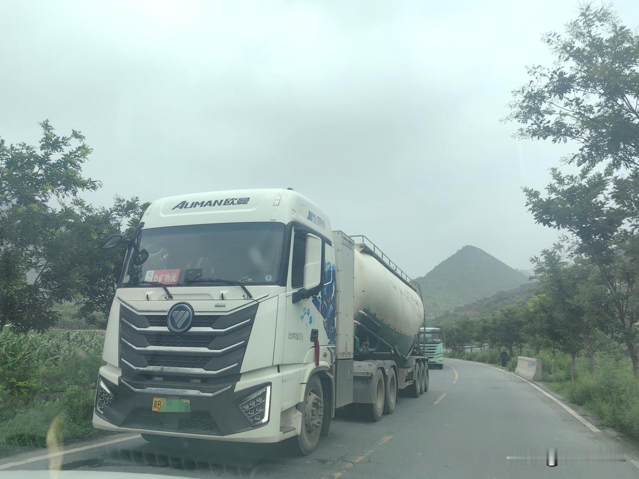 【实拍承德宽城乡间道路：多辆大型罐车货车占道停放 窄路通行承压】7月2日上午，在